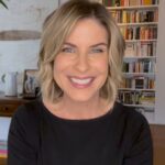 Rita Lobo Instagram - "Sua comida tem marca ou identidade?" é o título do artigo das professoras Elisabetta Recine e Inês Rugani Ribeiro de Castro, publicado na @folhadespaulo. Elas fazem uma crítica muito bem estruturada à colocação do CEO do iFood, que profetizou que em dez anos ninguém mais vai cozinhar. Eu mesma já falei sobre isso por aqui, mas elas trazem dados e propostas que fazem a gente refletir sobre o sistema alimentar. Entre as recomendações, tem uma que considero fundamental nas casas com duas ou mais pessoas: a divisão de tarefas. Colocando ela em prática, em dez anos, todas as casas vão ter mais comida com identidade em vez de ultraprocessados! Sim, estou sendo irônica, fazendo uma paródia, porque num país tão desigual quanto o nosso, há muitas outras questões que impactam a alimentação dos brasileiros. Mas uma coisa é certa: sem a divisão de tarefas, a nossa alimentação vai mesmo ter mais marcas do que identidade.
