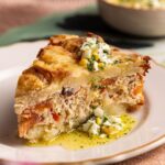 Rita Lobo Instagram - Rita, tô sem ideia pra ceia de Ano Novo… Você tava, meu bem, agora não tá mais. 🤣 Dá uma olhada nessa torta de BACALHOADA! Ô receita boa! A massa é feita só de batata assada no forno (prático), o bacalhau é o congelado e dessalgado, que você compra pronto no mercado (prático), assa rapidex (prático) e serve fria (prático). Já falei que essa receita é… PRÁTICA? Prática, deliciosa e perfeita pro seu Réveillon. Arrasta pro lado pra ver como é linda inteirona! Ahhhh. Deixei a receita em vídeo no canal Panelinha no YouTube, no site e na página da receita. Corre nos stories ou digite TORTA DE BACALHOADA PANELINHA no seu navegador!! E se você quiser ainda mais ideias pra ceia de Ano Novo, não pode perder o episódio de Réveillon do Cozinha Prática, que vai ao ar no @gnt hoje, quinta (28), às 21h30, combinado? #CozinhaPráticaNoGnt #ReceitaPanelinha #RitaLobo #ComidaDeVerdade #ReceitaPratica