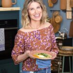 Rita Lobo Instagram - Tá sem tempo? A geladeira tá vazia? Vem que eu te ensino receitas com ATALHOS CULINÁRIOS que muita gente tem na despensa de casa. ovo + espinafre congelado + polenta = esse prato fantástico que tá na minha mão na primeira foto. 💁🏼‍♀️ Já falo de outras receitas (aliás, é só arrastar pro lado pra ver), mas antes, conhece os ATALHOS CULINÁRIOS que salvam refeições e são comida de verdade! Sardinha ou atum em conserva (lata ou vidro) Cuscuz de milho ou marroquino Feijão-branco ou grão-de-bico em conserva Legumes congelados em geral (não só espinafre) Bom, ovo e macarrão não precisa nem falar, né? Mas lentilha é uma boa de lembrar porque cozinha rapidinho na pressão. No Panelinha.com.br você encontra MUITAS RECEITAS PÁ-PUM, bem rapidinhas mesmo, preparadas com esses ingredientes-curinga. As receitas das fotos aqui do carrossel: - Polenta com espinafre e ovo de micro-ondas - Cuscuz de milho no micro-ondas com sardinha e legumes grelhados - Macarrão com molho de tomate na panela de pressão elétrica - Cuscuz marroquino com legumes a jato - Salada de feijão-branco com croûtons #ReceitaPanelinha #RitaLobo #ComidaDeVerdade #ReceitaPratica