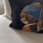 Rita Lobo Instagram - Hoje faz 3 anos que a Lili está em casa! E quero aproveitar a data pra falar sobre INTRODUÇÃO ESTRUTURADA DE GATOS. Se você tem um gato e vai adotar outro, estude sobre a técnica. Ela funciona. Aliás, nós últimos seis meses, o assunto que mais estudei foi a psicologia — e o instinto — dos gatos. Eles são fascinantes. E deixam a nossa vida muito mais feliz. (O único problema é o efeito pirâmide: de repente, você quer mais um, e mais outro, e mais outro…)
