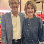 Rita Lobo Instagram - Cheguei de viagem direto pra cerimônia em que o prof. Carlos Monteiro recebeu o título de Professor Emérito da Faculdade de Saúde Pública da USP. Eu não ia perder por nada! E como foi emocionante. A lista de realizações do professor Carlos Monteiro é tão escandalosamente grande que a professora Patricia Jaime levou quase 20 minutos de discurso pra contar só alguns dos destaques da carreira dele. Mesmo trabalhando com o Monteiro e o @nupensusp há quase 10 anos, em livros, cursos, séries, palestras e eventos, fiquei muito impressionada escutando mais sobre as conquistas da trajetória científica dele. Ó, vou dar um zoom num desses destaques, pra você entender a importância dele na alimentação em todo o mundo e aí na sua cozinha: foi o prof. Carlos Monteiro que liderou a equipe que criou a classificação de alimentos por grau de processamento (e o termo “ultraprocessados”). Não é incrível? Então, vamos aplaudir mais essa conquista! Peraí, aplaudir só, não. Como homenagem a esse orgulho da ciência brasileira, meu querido amigo e grande parceiro na defesa da alimentação saudável, vamos todos celebrar do jeito que o Monteiro merece: com comida de verdade na mesa. Parabéns, professor! Um beijão da equipe @panelinha_ritalobo e dos nossos seguidores, diretamente da cozinha de casa.