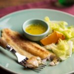 Rita Lobo Instagram - PEIXE GRELHADO SEM GRUDAR NA FRIGIDEIRA! Dá uma olhada no passo a passo. É peixe que não gruda nem resseca! E já pega a dica de tempero, com molho de manteiga e limão o peixinho fica irresistível. Mas se o peixe que você preparou não deu certo, no Cozinha Prática de hoje mostro como salvar: ele vira um delicioso bolinho de peixe ou um arroz surpreendente. O Cozinha Prática vai ao ar segunda e quinta, às 21h30, no GNT.  #ReceitaPanelinha #CozinhaPráticaNoGNT #RitaLobo #ComidaDeVerdade #ReceitaPratica