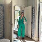 Rita Lobo Instagram - Tirei 10 dias de férias e fui pra Portugal com três amigas. Aqui tem um resumo de hotéis, restaurantes e passeios que curti. Só não inclui as lojas de louças e cerâmicas, porque isso fica pra outro post, tá? Mas aqui tem também os looks. Então vamos lá! - Todos os tricôs são da @bonneterie! (Eu amo tricô porque dá uma carinha mais sofisticada pro look prático). - O macacão verde é da @voaroficialbr, que faz peças de jersey que vestem superbem. E não amassam! - A saia branca é da @shoulderoficial, fresquinha e elegante. E a calça cargo, comprei na viagem. É da @cosstores. - Em Lisboa, fiquei no @palacioludovicehotelofficial, um hotel super charmoso entre o Príncipe Real e o Chiado. Na minha opinião, a região mais gostosa de ficar. - O meu restaurante favorito na cidade é uma portinha, um lugar realmente simples, com a mãe na cozinha, o pai no caixa e a filha atendendo os clientes. Chama Restaurante das Flores. Por lá, comi pescados grelhados, batata cozida e grelos, uma verdura deliciosa. - Ah, o Jardim Botânico do Príncipe Real... Que lugar lindo. E a exposição de cerâmicas, que parecem comida de verdade, é genial! - Outro restaurante muito gostoso, porém mais moderninho, é o Tapisco. (O ‘porém mais moderninho’ é porque, em Portugal, prefiro os restaurantes mais tradicionais. Mas esse é muito bom. Vale abrir a exceção.) - Pra quem curte cerâmica, o @museunazulejo é sempre um bom passeio. - E uma passadinha pelo museu @maatmuseum também é uma boa ideia, porém não no fim de semana... É muito lotado! - Fomos pra Comporta encontrar com a minha amiga @helenalunardelli, que abriu uma loja por lá há alguns anos. Como eu tava com saudade, Helena! Ficamos na @quintadacomporta e o melhor almoço foi no @restaurante_sal_comporta. Ah, e a loja da Helena é a @caju_comporta. - No Douro, ficamos no @octant.douro, um hotel com spa, perfeito pra descansar. - E na volta pra Lisboa, passamos por Aveiro pra comer ovos moles do Aveiro – em Aveiro. E a melhor confeitaria é a Peixinho. E sim, comi em outras pra comparar. Rs E esse foi o meu roteiro de férias kasamiga em Portugal!