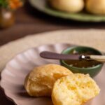 Rita Lobo Instagram - RECEITA: PÃO DE QUEIJO! Você pode assar na hora ou congelar a massa já modelada crua. Aí, quando quiser pão de queijo quentinho, é só levar do congelador ao forno. No episódio de hoje do Cozinha Prática, ainda respondo a dúvidas reais dos seguidores sobre este patrimônio da cozinha brasileira. Ah, e se você foi trollado por uma receitinha que deu errado, mostro como dar um final feliz pra ela! Quero acabar com seus dramas culinários! O Cozinha Prática inédito vai ao ar às segundas e quintas, às 21h30, no GNT. Todas as minhas receitas estão no Panelinha.com.br. #ReceitaPanelinha #CozinhaPráticaNoGNT #RitaLobo #ComidaDeVerdade #ReceitaPratica