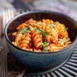 Rita Lobo Instagram - Tem 5 minutos? É o tempo de cozinhar o macarrão com o molho na panela de pressão. Essa receita vai mudar pra sempre seus dias de preguiça. Então, aproveita que hoje é o Dia Mundial do Macarrão e corre lá no Panelinha que tem essa e mais de 150 receitas de macarrão.
