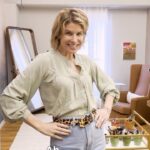 Rita Lobo Instagram - Vem acompanhar uma prova de figurino aqui no Estúdio @Panelinha_RitaLobo. Uhu! Tem CURSO novo chegando, tem CENÁRIO novo da Escola Panelinha e tem FIGURINO escolhido a dedo. 👗 Sabe como escolho a roupa que vou usar pra gravar? São muitos fatores e um dos mais importantes é… a cor do cenário! Se o meu fundo é numa cor quente, o ideal é usar um look em cor fria. Ou melhor, se eu quiser ganhar um destaque. Mas se eu quiser mimetizar, escolho uma cor que seja da mesma temperatura do cenário. Sou tão treinada a fazer isso que, no fim de semana, quando vou almoçar na casa de algum amigo, na hora de escolher a roupa, penso na decoração da casa. Kkk Mas rapidinho lembro que não é gravação e vou com o look que der vontade.  Você sabe quais cores ficam bem pra você? E você gosta das cores que ficam bem pra você? São coisas diferentes…   #Bastidores #ReceitaPanelinha #RitaLobo #ComidaDeVerdade #ReceitaPratica