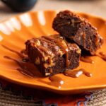 Rita Lobo Instagram - BROWNIE DE CHOCOLATE COM CAFÉ! Hoje é dia de passo a passo aqui no meu perfil. Depois de assistir e salvar este vídeo, corre no Panelinha.com.br pra ver também a receita dos cookies com gotas de chocolate que são irresistíveis. E no Cozinha Prática, a gente acaba com os dramas culinários dos principais doces norte-americanos. E se a sua receita já deu errado, ensino como salvar. O Cozinha Prática vai ao ar segunda e quinta, às 21h30, no GNT. #ReceitaPanelinha #CozinhaPráticaNoGNT #RitaLobo #ComidaDeVerdade #ReceitaPratica