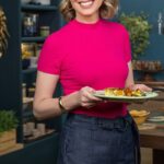 Rita Lobo Instagram - Hortaliça não é só salada! Além de deixar os pratos mais saborosos e coloridos, comer mais legumes e verduras é o segredo pra melhorar a alimentação. No vídeo dou várias ideias pra incluir as hortaliças no dia a dia com criatividade. No Cozinha Prática, mostrei uma deliciosa quiche de abóbora e brócolis assados que também é um jeito incrível de levar os legumes pra mesa. A receita já está no Panelinha.com.br junto com todas as outras que mostro no vídeo! O Cozinha Prática inédito vai ao ar segunda e quinta, às 21h30, no GNT. #ReceitaPanelinha #CozinhaPráticaNoGNT #RitaLobo #ComidaDeVerdade #ReceitaPratica