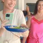 Rita Lobo Instagram - No Mês da Alimentação (que não deveria ser comemorado só em outubro, né?), quero mostrar pra você a minha visita à Escola Classe Kanegae, no Distrito Federal. Fui lá com o pessoal do Programa Mundial de Alimentos da ONU (@wfpbrasil), que apoia diversos países em projetos como esse, que combatem a fome e a má nutrição e promovem um ambiente alimentar saudável. E põe saudável nisso! Olha que delícia o almoço que as minhas colegas da cozinha prepararam pros alunos (e pra mim). Como Apoiadora Oficial do WFP no Brasil, vou continuar mostrando o trabalho incrível que a agência faz em defesa da comida de verdade.