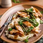 Rita Lobo Instagram - GRELHADO SUCULENTO! Vem ver como deixar o filé de frango macio, saboroso e suculento. No Cozinha Prática de hoje, desvendo os mistérios do grelhado perfeito e ainda mostro as receitas de uma bisteca supersaborosa e do bife acebolado. Ah, e se preparou um grelhado e não deu muito certo, tem várias dicas pra caprichar no reaproveitamento. O Cozinha Prática inédito vai ao ar às segundas e quintas, às 21h30, no GNT. Depois de preparar as receitas, lembra de postar e marcar #ReceitaPanelinha e #CozinhaPráticaNoGNT nas redes sociais pra eu ver sua foto.