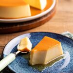 Rita Lobo Instagram - PUDIM: COM OU SEM FURINHOS? Comente qual o seu favorito! Aqui, mostro a receita e todas as técnicas pro pudim ficar bem lisinho. Mas no Cozinha Prática de hoje, ensino a versão com a massa girafinha e também explico como preparar pudim na panela de pressão elétrica e na AirFryer. Agora, se o problema é que o seu pudim desmoronou na hora de virar, vamos resolver esse drama culinário! No programa, também mostro como transformar um pudim desabado em creme de confeiteiro, sacolé ou flan. Todas as receitas estão no Panelinha.com.br Depois de preparar, não esquece de postar e marcar #ReceitaPanelinha e #CozinhaPráticaNoGNT. O Cozinha Prática inédito vai ao ar às segundas e quintas, às 21h30, no GNT.
