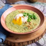 Rita Lobo Instagram - Tá sem tempo? A geladeira tá vazia? Vem que eu te ensino receitas com ATALHOS CULINÁRIOS que muita gente tem na despensa de casa. ovo + espinafre congelado + polenta = esse prato fantástico que tá na minha mão na primeira foto. 💁🏼‍♀️ Já falo de outras receitas (aliás, é só arrastar pro lado pra ver), mas antes, conhece os ATALHOS CULINÁRIOS que salvam refeições e são comida de verdade! Sardinha ou atum em conserva (lata ou vidro) Cuscuz de milho ou marroquino Feijão-branco ou grão-de-bico em conserva Legumes congelados em geral (não só espinafre) Bom, ovo e macarrão não precisa nem falar, né? Mas lentilha é uma boa de lembrar porque cozinha rapidinho na pressão. No Panelinha.com.br você encontra MUITAS RECEITAS PÁ-PUM, bem rapidinhas mesmo, preparadas com esses ingredientes-curinga. As receitas das fotos aqui do carrossel: - Polenta com espinafre e ovo de micro-ondas - Cuscuz de milho no micro-ondas com sardinha e legumes grelhados - Macarrão com molho de tomate na panela de pressão elétrica - Cuscuz marroquino com legumes a jato - Salada de feijão-branco com croûtons #ReceitaPanelinha #RitaLobo #ComidaDeVerdade #ReceitaPratica