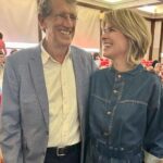 Rita Lobo Instagram - Cheguei de viagem direto pra cerimônia em que o prof. Carlos Monteiro recebeu o título de Professor Emérito da Faculdade de Saúde Pública da USP. Eu não ia perder por nada! E como foi emocionante. A lista de realizações do professor Carlos Monteiro é tão escandalosamente grande que a professora Patricia Jaime levou quase 20 minutos de discurso pra contar só alguns dos destaques da carreira dele. Mesmo trabalhando com o Monteiro e o @nupensusp há quase 10 anos, em livros, cursos, séries, palestras e eventos, fiquei muito impressionada escutando mais sobre as conquistas da trajetória científica dele. Ó, vou dar um zoom num desses destaques, pra você entender a importância dele na alimentação em todo o mundo e aí na sua cozinha: foi o prof. Carlos Monteiro que liderou a equipe que criou a classificação de alimentos por grau de processamento (e o termo “ultraprocessados”). Não é incrível? Então, vamos aplaudir mais essa conquista! Peraí, aplaudir só, não. Como homenagem a esse orgulho da ciência brasileira, meu querido amigo e grande parceiro na defesa da alimentação saudável, vamos todos celebrar do jeito que o Monteiro merece: com comida de verdade na mesa. Parabéns, professor! Um beijão da equipe @panelinha_ritalobo e dos nossos seguidores, diretamente da cozinha de casa.