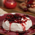 Rita Lobo Instagram - A verdade verdadeira é que a AirFryer é uma versão portátil de um forno profissional. É por isso que você consegue preparar receitas que geralmente são exclusivas de confeitaria, como essa pavlova! Pra não queimar, nem dourar por fora e ficar crua por dentro, ela assa a 100ºC. E os fornos convencionais não ficam nessa temperatura — a maioria das receitas caseiras pede pra deixar a porta do forno entreaberta com uma colher de pau! No vídeo, você vê o passo a passo da pavlova sem erro nem gambiarra! É por isso que essa receita vale uma #TBTerça! 🤣 As minhas AirFryers, da linha #ElectroluxPorRitaLobo, estão à venda em todo o Brasil! E as minhas receitas estão no Panelinha.com.br. #ReceitaPanelinha #RitaLobo #ComidaDeVerdade #ReceitaPratica