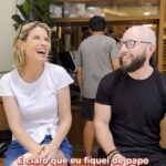 Rita Lobo Instagram - Finalmente fui conhecer a padaria @najanelapadaria, do Luiz Américo, autor dos livros Pão nosso e Direto ao pão, produzidos por mim e publicados pela Editora Panelinha. A padaria fica em Higienópolis, em São Paulo, e tem esse nome, Na Janela, porque é um lugar pra passar, pegar o pão e levar pra casa. Se bem que tem café coado e dá pra comer umas coisinhas no banco que fica na frente… da janela! Ele e os sócios, Marie Camicado e Fábio Kow (também conhecido como meu cunhado), criaram um conceito muito legal, que realmente privilegia os pães. Claro que durante as produções dos livros do @luizamericofcamargo eu provei todos os pães. Mesmo assim, na padaria, fiquei muito surpresa com o shokkupan, que é um pão de leite supermacio, e o beigale, uma rosquinha judaica que parece um biscoito. Ah, e ainda provei o pão de queijo! Super recomendo!!!! #ReceitaPanelinha #RitaLobo #ComidaDeVerdade #ReceitaPratica