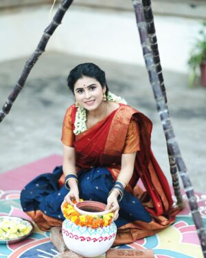 Rithika Tamil Selvi Instagram - இந்த தைத்திருநாள் முதல் விடியும் பொழுது எங்கும் கரும்பாய் இனிக்கட்டும்… அனைவருக்கும் இனிய பொங்கல் நல்வாழ்த்துக்கள்…!🌾🌞🐄🙏🏻

PC @knotphotography.inn 
Outfit @knotweddinghouse 

#rithika #tamil_rithika #rithikatamilselvi #pongal2024 #tamilfestival