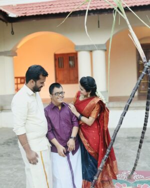 Rithika Tamil Selvi Instagram - இந்த தைத்திருநாள் முதல் விடியும் பொழுது எங்கும் கரும்பாய் இனிக்கட்டும்… அனைவருக்கும் இனிய பொங்கல் நல்வாழ்த்துக்கள்…!🌾🌞🐄🙏🏻

PC @knotphotography.inn 
Outfit @knotweddinghouse 

#rithika #tamil_rithika #rithikatamilselvi #pongal2024 #tamilfestival