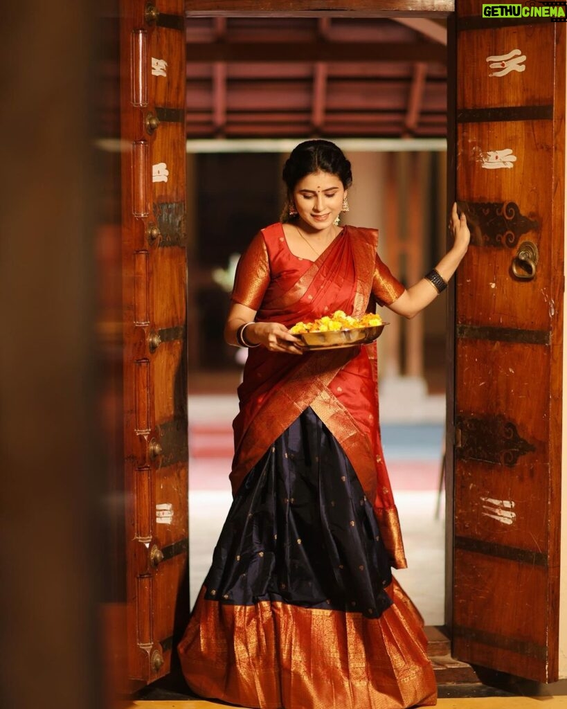 Rithika Tamil Selvi Instagram - இந்த தைத்திருநாள் முதல் விடியும் பொழுது எங்கும் கரும்பாய் இனிக்கட்டும்… அனைவருக்கும் இனிய பொங்கல் நல்வாழ்த்துக்கள்…!🌾🌞🐄🙏🏻 PC @knotphotography.inn Outfit @knotweddinghouse #rithika #tamil_rithika #rithikatamilselvi #pongal2024 #tamilfestival