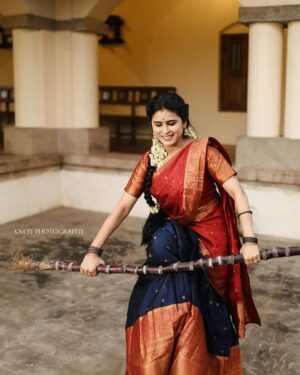 Rithika Tamil Selvi Instagram - இந்த தைத்திருநாள் முதல் விடியும் பொழுது எங்கும் கரும்பாய் இனிக்கட்டும்… அனைவருக்கும் இனிய பொங்கல் நல்வாழ்த்துக்கள்…!🌾🌞🐄🙏🏻

PC @knotphotography.inn 
Outfit @knotweddinghouse 

#rithika #tamil_rithika #rithikatamilselvi #pongal2024 #tamilfestival