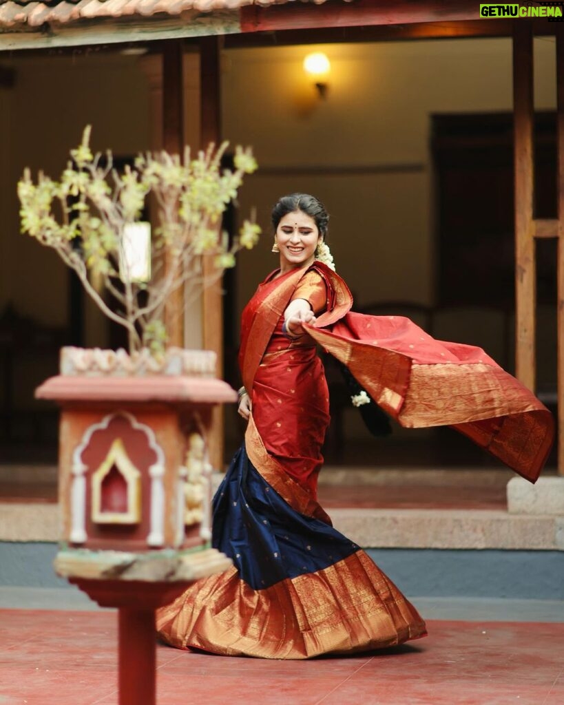 Rithika Tamil Selvi Instagram - இந்த தைத்திருநாள் முதல் விடியும் பொழுது எங்கும் கரும்பாய் இனிக்கட்டும்… அனைவருக்கும் இனிய பொங்கல் நல்வாழ்த்துக்கள்…!🌾🌞🐄🙏🏻 PC @knotphotography.inn Outfit @knotweddinghouse #rithika #tamil_rithika #rithikatamilselvi #pongal2024 #tamilfestival