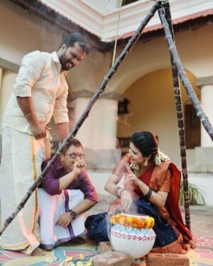 Rithika Tamil Selvi Instagram - இந்த தைத்திருநாள் முதல் விடியும் பொழுது எங்கும் கரும்பாய் இனிக்கட்டும்… அனைவருக்கும் இனிய பொங்கல் நல்வாழ்த்துக்கள்…!🌾🌞🐄🙏🏻

PC @knotphotography.inn 
Outfit @knotweddinghouse 

#rithika #tamil_rithika #rithikatamilselvi #pongal2024 #tamilfestival