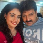 Ritu Singh Instagram - जन्मदिन की ढेरों शुभकामनाएँ गुरुजी ,ईश्वर का आशीर्वाद हमेशा आपके साथ रहे , #powerstar #dabangg #pawansingh ji 🌸🙏 proud to be your fan nd co-star too 🥰