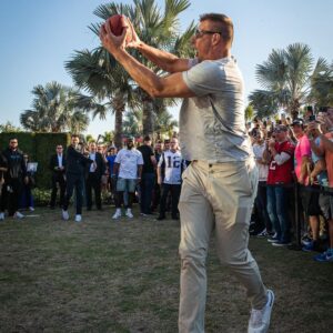 Rob Gronkowski Instagram - Great times celebrating with @tombrady, @leonardfournette, and my fam Thursday for the @autograph.io end-of-season event. 

To the NFT fans that came out, you guys brought the competition! 

If you aren’t a part of @autograph.io, you gotta check them out 👊

📸 @josefdubois