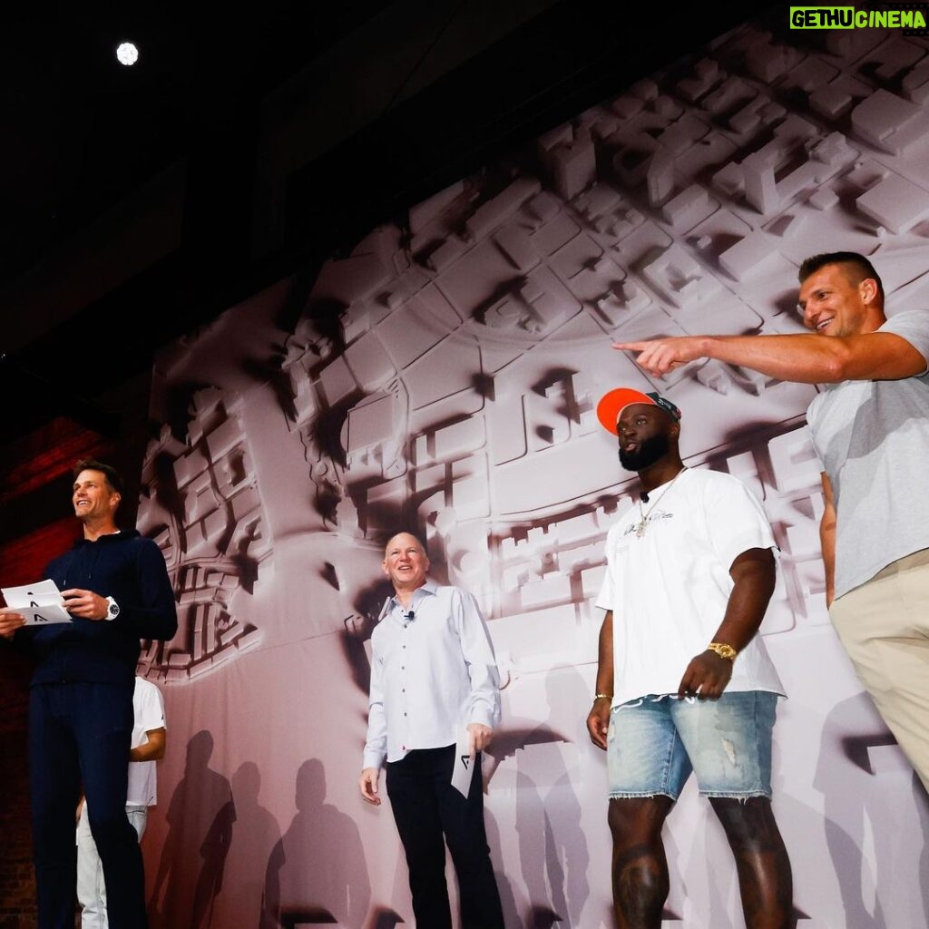 Rob Gronkowski Instagram - Great times celebrating with @tombrady, @leonardfournette, and my fam Thursday for the @autograph.io end-of-season event. To the NFT fans that came out, you guys brought the competition! If you aren’t a part of @autograph.io, you gotta check them out 👊 📸 @josefdubois Armature Works