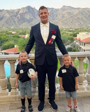 Rob Gronkowski Instagram - Thanks to my 2 little nephews, Bear and Ledger, for coming out to my University of Arizona Hall of Fame induction. These 2 will be part of the great next generation of Gronk athletes! 

#beardown #zonazoo #uofa