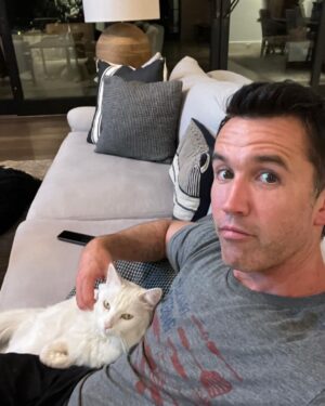 Rob McElhenney Instagram - A love story in three acts…

Act 1: Man hates cats. 😤 
Act 2: Man meets the right cat 🐈 
Act 3: Man falls so in love with this cat that he questions everything he’s ever felt about anything in his entire life. ❤️ ❤️ ❤️ ❤️ 

The End ❤️❤️❤️❤️❤️❤️❤️❤️❤️❤️
