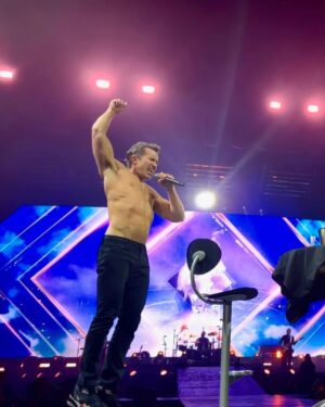 Rob McElhenney Instagram - I wanna thank @imaginedragons for making someone’s childhood dream come true. @danreynolds has always wanted to play me onstage and last night he fulfilled that lifelong desire. Congrats Dan! ❤️ 🐉
