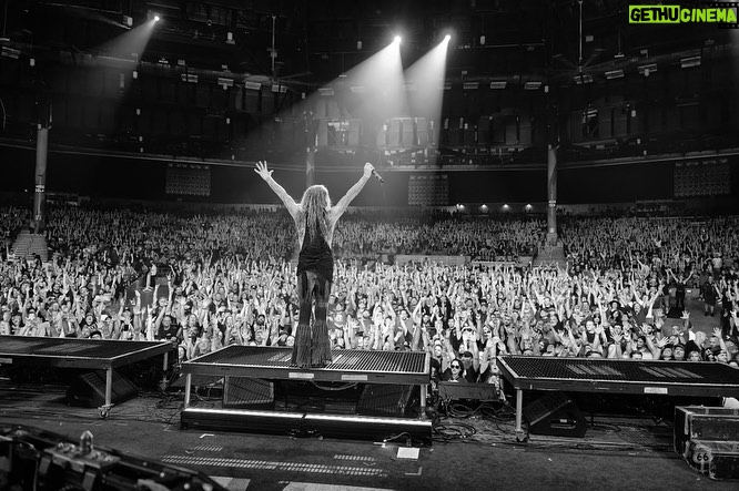 Rob Zombie Instagram - 11,000 came to rock tonight in Connecticut. 🔥 On stage…. Then backstage. #robzombie #freaksonparadetour