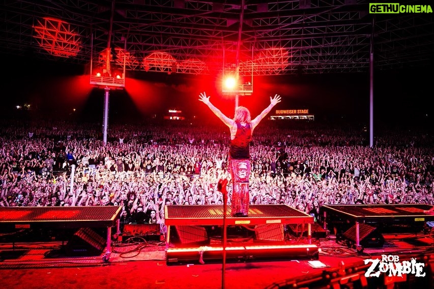 Rob Zombie Instagram - 🇨🇦 Toronto all we needed tonight was the 4 of us and 15,000 of you for a killer night of FREAKS ON PARADE! #robzombie #freaksonparadetour