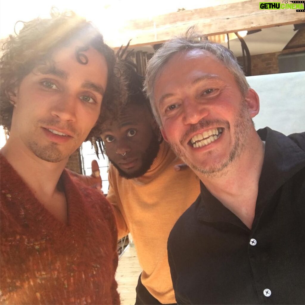 Robert Sheehan Instagram - Somethin’s a cookin! With @gilesduley @kayusbanks @one_armed_chef 🍱🥘🍣🍜🍨🌮🦴🥞🍗🍟🦴🥐🥕🥒🍖🍭😎