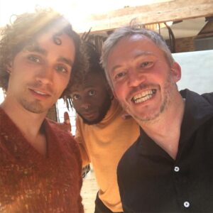 Robert Sheehan Instagram - Somethin’s a cookin! With @gilesduley @kayusbanks @one_armed_chef 🍱🥘🍣🍜🍨🌮🦴🥞🍗🍟🦴🥐🥕🥒🍖🍭😎