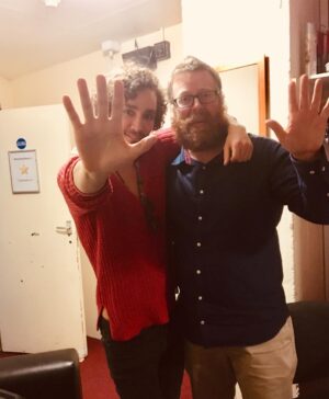 Robert Sheehan Instagram - What a penis rousing HONOUR! to meet the undisputed King of Comedy after one of his practise gigs tonight, and even greater giddy pleasure to learn that him and his boy had just binged @umbrellaacad ! @frankie_boyle ❤️