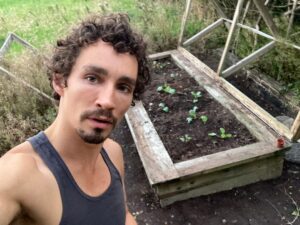 Robert Sheehan Instagram - Practising a bit o’ food sovereignty before the End Times #cabbage #beets #ginger etc 🍑