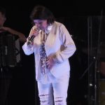 Roberta Miranda Instagram - Obrigada Mais uma vez o público de Manaus !! Eu fiquei 1h20 no trânsito ! Centenas de pessoas perderam o show ! Lastimo muito! Para eu chegar até o local batedores nos guiaram na contramão. Claro que: com muito cuidado !! O intuito foi Doar a gravata que customizei em prol aos que sofreram com a seca no Amazonas! Entregue esta com a diretora regional do Sesc ADRIANA! A largada foi dada agora bora subir a tag #bataomarteloeocoraçao