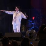 Roberta Miranda Instagram - Obrigada Mais uma vez o público de Manaus !! Eu fiquei 1h20 no trânsito ! Centenas de pessoas perderam o show ! Lastimo muito! Para eu chegar até o local batedores nos guiaram na contramão. Claro que: com muito cuidado !! O intuito foi Doar a gravata que customizei em prol aos que sofreram com a seca no Amazonas! Entregue esta com a diretora regional do Sesc ADRIANA! A largada foi dada agora bora subir a tag #bataomarteloeocoraçao