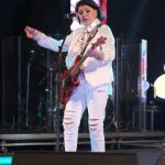 Roberta Miranda Instagram - Obrigada Mais uma vez o público de Manaus !! Eu fiquei 1h20 no trânsito ! Centenas de pessoas perderam o show ! Lastimo muito! Para eu chegar até o local batedores nos guiaram na contramão. Claro que: com muito cuidado !! O intuito foi Doar a gravata que customizei em prol aos que sofreram com a seca no Amazonas! Entregue esta com a diretora regional do Sesc ADRIANA! A largada foi dada agora bora subir a tag #bataomarteloeocoraçao