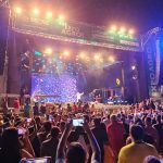 Roberta Miranda Instagram - Obrigada Mais uma vez o público de Manaus !! Eu fiquei 1h20 no trânsito ! Centenas de pessoas perderam o show ! Lastimo muito! Para eu chegar até o local batedores nos guiaram na contramão. Claro que: com muito cuidado !! O intuito foi Doar a gravata que customizei em prol aos que sofreram com a seca no Amazonas! Entregue esta com a diretora regional do Sesc ADRIANA! A largada foi dada agora bora subir a tag #bataomarteloeocoraçao
