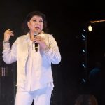 Roberta Miranda Instagram - Obrigada Mais uma vez o público de Manaus !! Eu fiquei 1h20 no trânsito ! Centenas de pessoas perderam o show ! Lastimo muito! Para eu chegar até o local batedores nos guiaram na contramão. Claro que: com muito cuidado !! O intuito foi Doar a gravata que customizei em prol aos que sofreram com a seca no Amazonas! Entregue esta com a diretora regional do Sesc ADRIANA! A largada foi dada agora bora subir a tag #bataomarteloeocoraçao