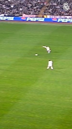 Roberto Carlos Instagram - 🔙 #OTD Roberto Carlos defied the laws of physics!
😱 @OficialRC3 desafiando las leyes de la física…
📅 26/02/2000
#RealFootball