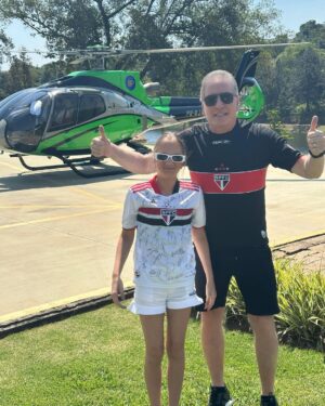 Roberto Justus Instagram - Saindo do interior para o Morumbi com minha companheirinha @rafapinheirojustus rumo à vitória! ❤️🤍🖤