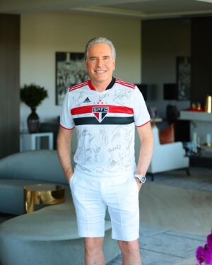 Roberto Justus Instagram - Coração a mil! Início da decisão! Vamos tricolor! ❤️🤍🖤⚽️