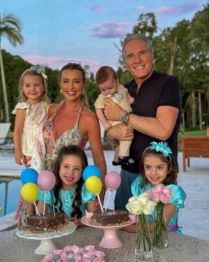 Roberto Justus Instagram - Eles chegaram para alegrar nossos dias! Feliz aniversário pitucas lindas, 5 aninhos de puro amor 🩷 o desejo de vcs, já já vai se realizar! 🎂 amamos mto! @fabianajustus 🙏🏻