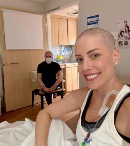 Roberto Justus Instagram - Como é bom estar com ela! Quanta força e determinação ela está mostrando! E o que ela está linda? O amor que tenho por você é maior que qualquer dificuldade! Estamos juntos rumo à sua cura total meu amor @fabianajustus 💙💙