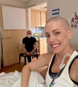 Roberto Justus Instagram - Como é bom estar com ela! Quanta força e determinação ela está mostrando! E o que ela está linda? O amor que tenho por você é maior que qualquer dificuldade! Estamos juntos rumo à sua cura total meu amor @fabianajustus 💙💙