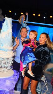 Roberto Justus Instagram - Vicky 3 anos 🤍 Nosso sonho congelante ❄️ que dia especial! Não existe nada nesse mundo que me deixa mais feliz do que ver o sorriso da Vicky. Realizar os sonhos dos nossos filhos aquece a alma e é alegria em dobro! Agradeço todas as noites por poder proporcionar esses momentos pra ela… e compartilhar com cada um de vcs me deixa muito feliz, pois recebemos tanto carinho aqui, que dividir é uma benção 🙏🏻 Obrigada @andreaguima5 por mergulhar comigo nesse projeto incrível, seu bom gosto e sua competência não existem! Vc se supera sempre, todo ano… 👏