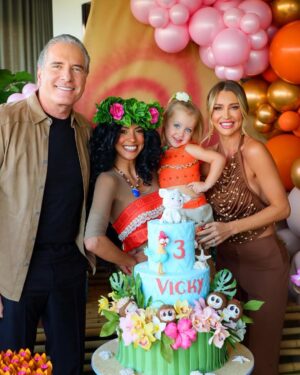 Roberto Justus Instagram - Começaram ao lado dos irmãos e família as comemorações dos 3 aninhos da Vicky completados hoje! Domingo será para os amiguinhos! 🎂🎂🎂💙